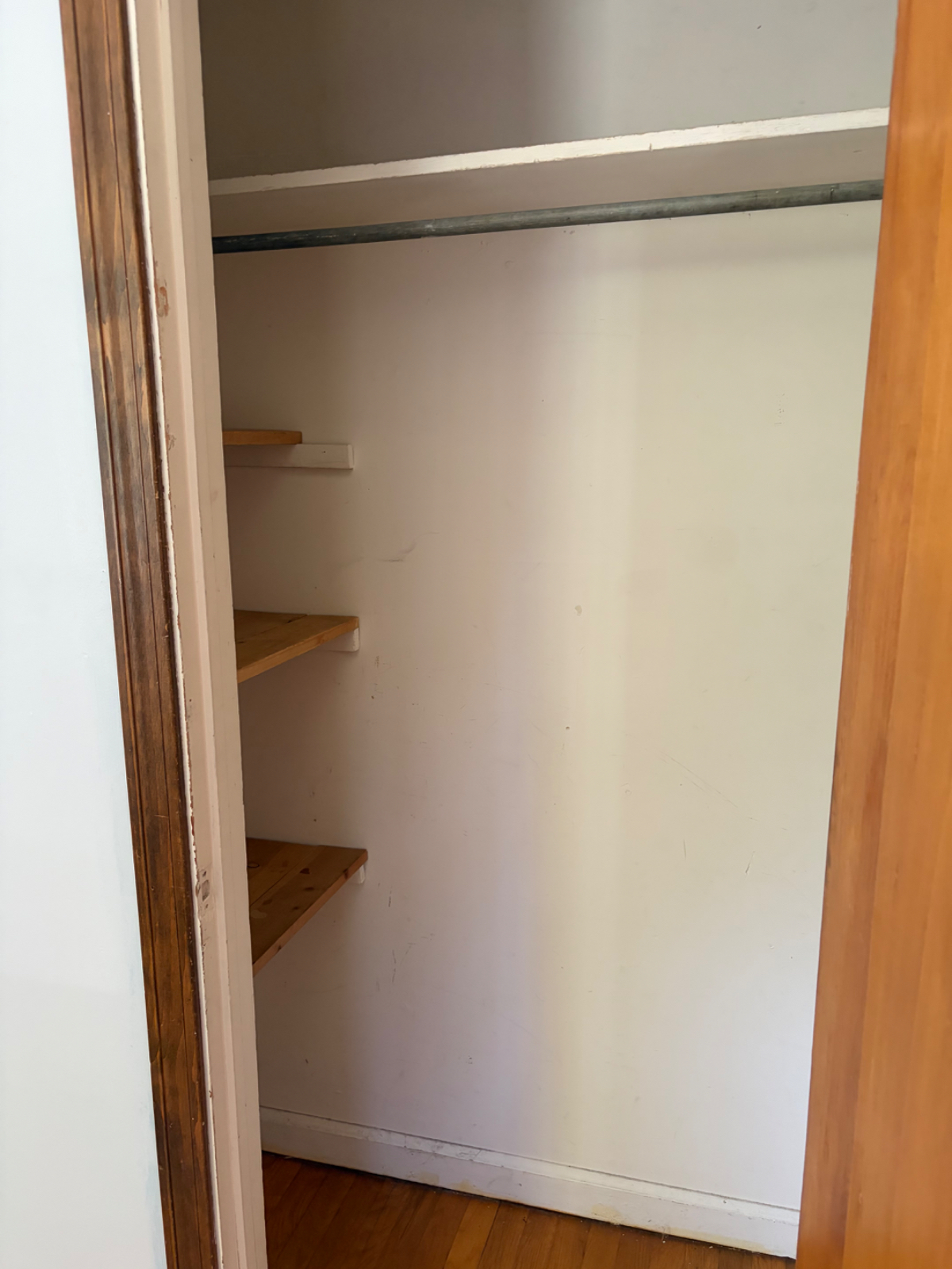 Nursing student looking for tenant - Photo 4