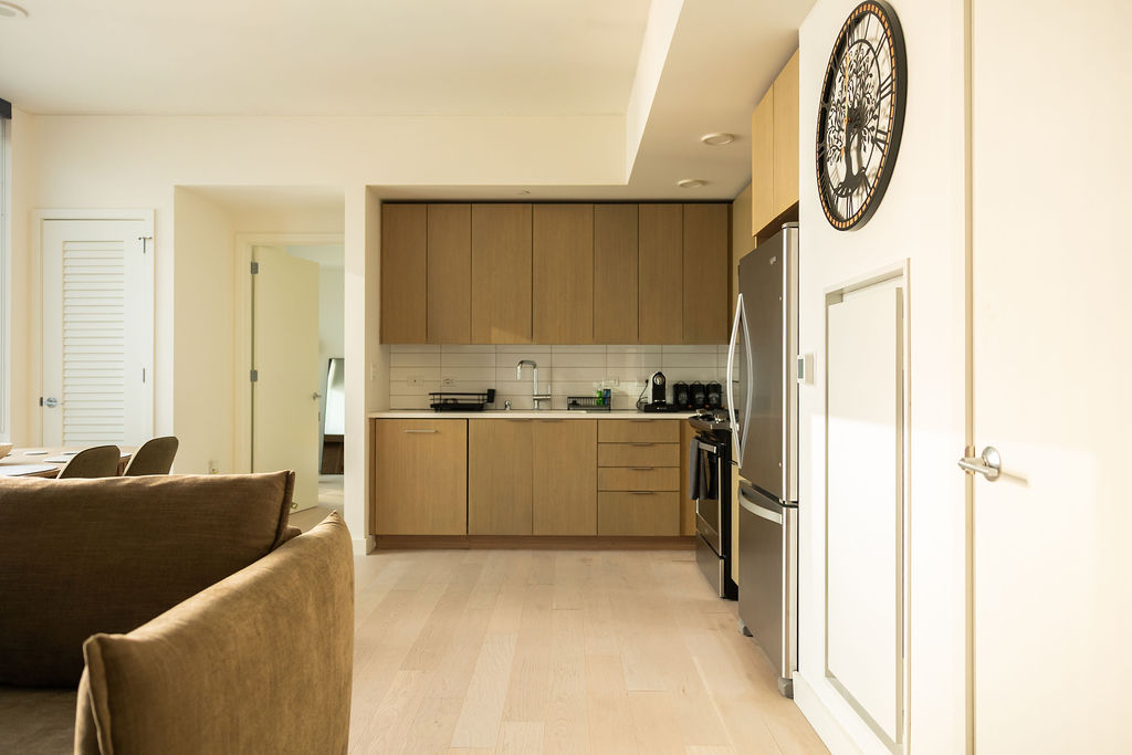 Beautiful Modern High Rise Apartment - Photo 5