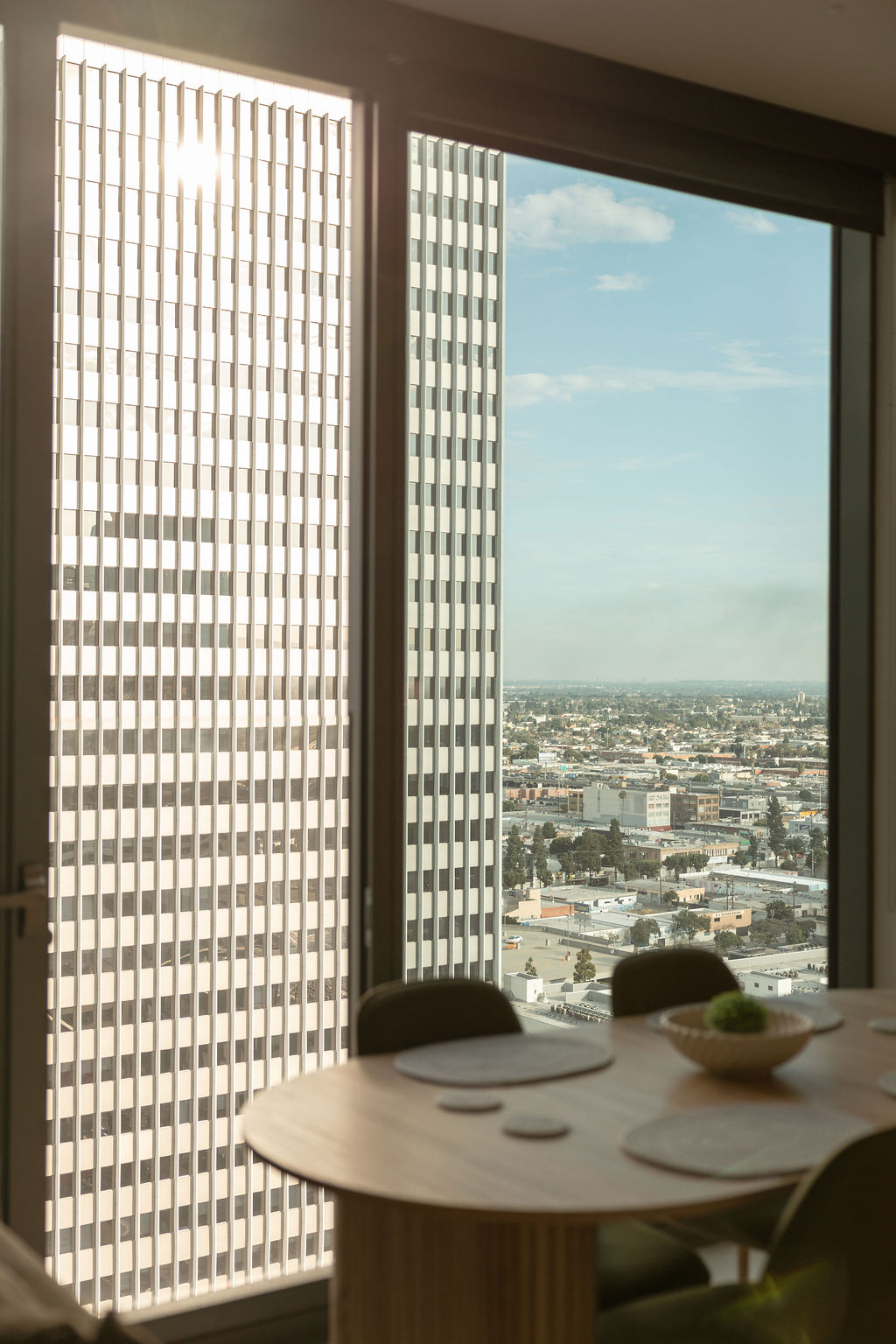 Beautiful Modern High Rise Apartment - Photo 2