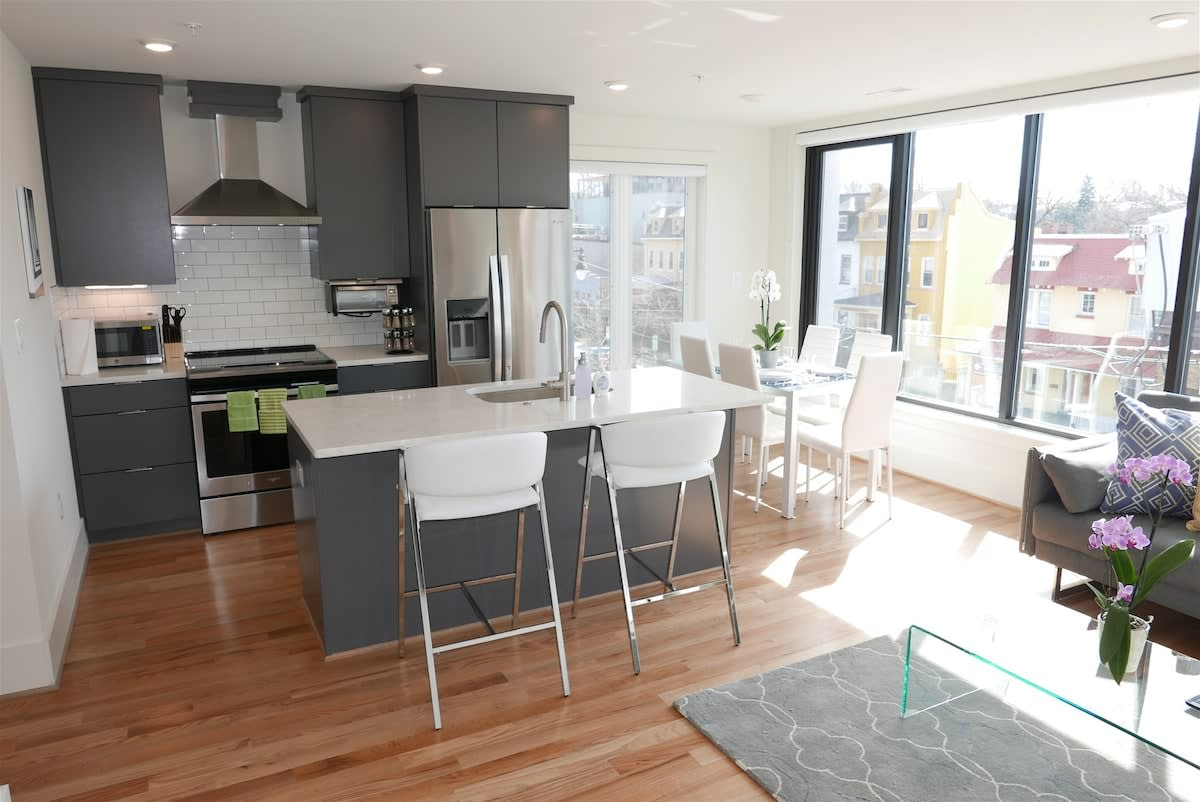 Petworth Luxury Escape | Private Rooftop | Fully Furnished | Metro Nearby - Photo 6