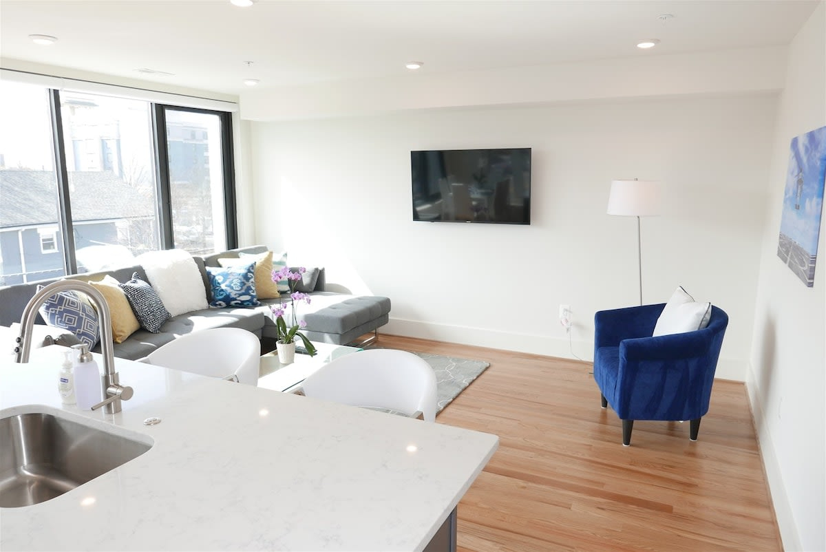 Petworth Luxury Escape | Private Rooftop | Fully Furnished | Metro Nearby - Photo 3