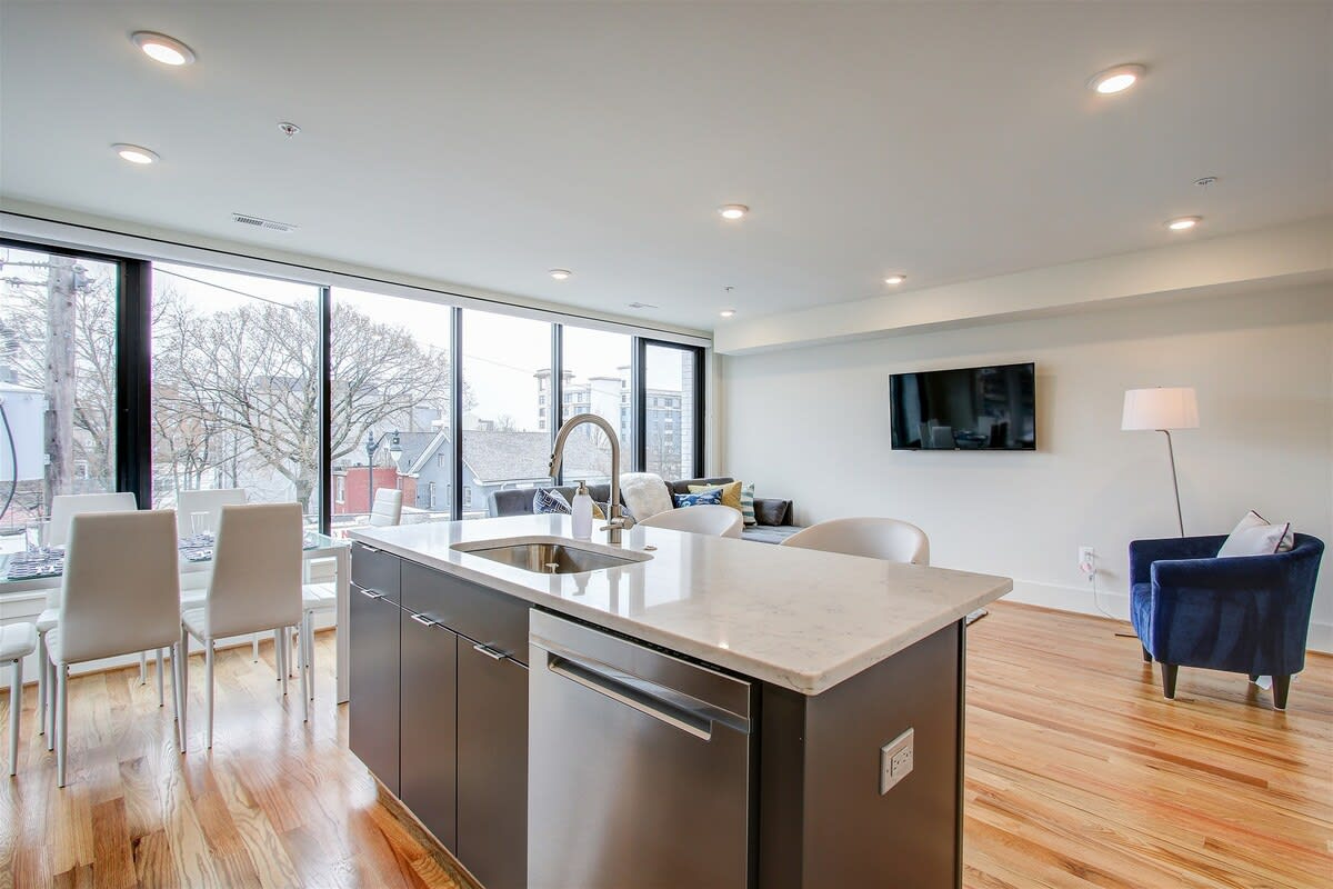 Petworth Luxury Escape | Private Rooftop | Fully Furnished | Metro Nearby - Photo 10