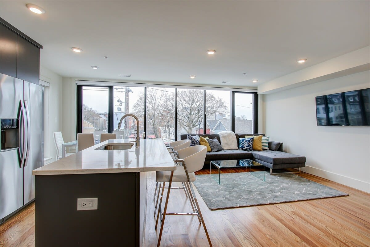 Petworth Luxury Escape | Private Rooftop | Fully Furnished | Metro Nearby - Photo 2