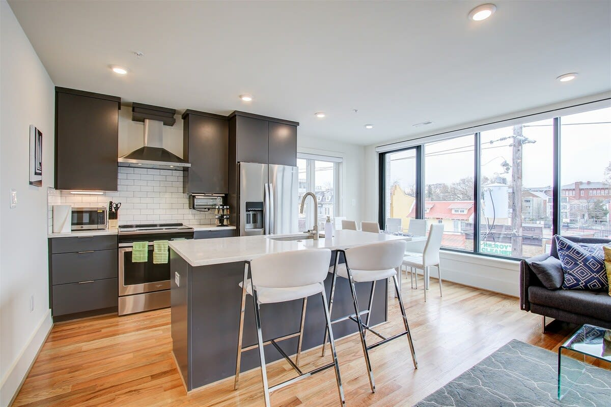 Petworth Luxury Escape | Private Rooftop | Fully Furnished | Metro Nearby - Photo 5