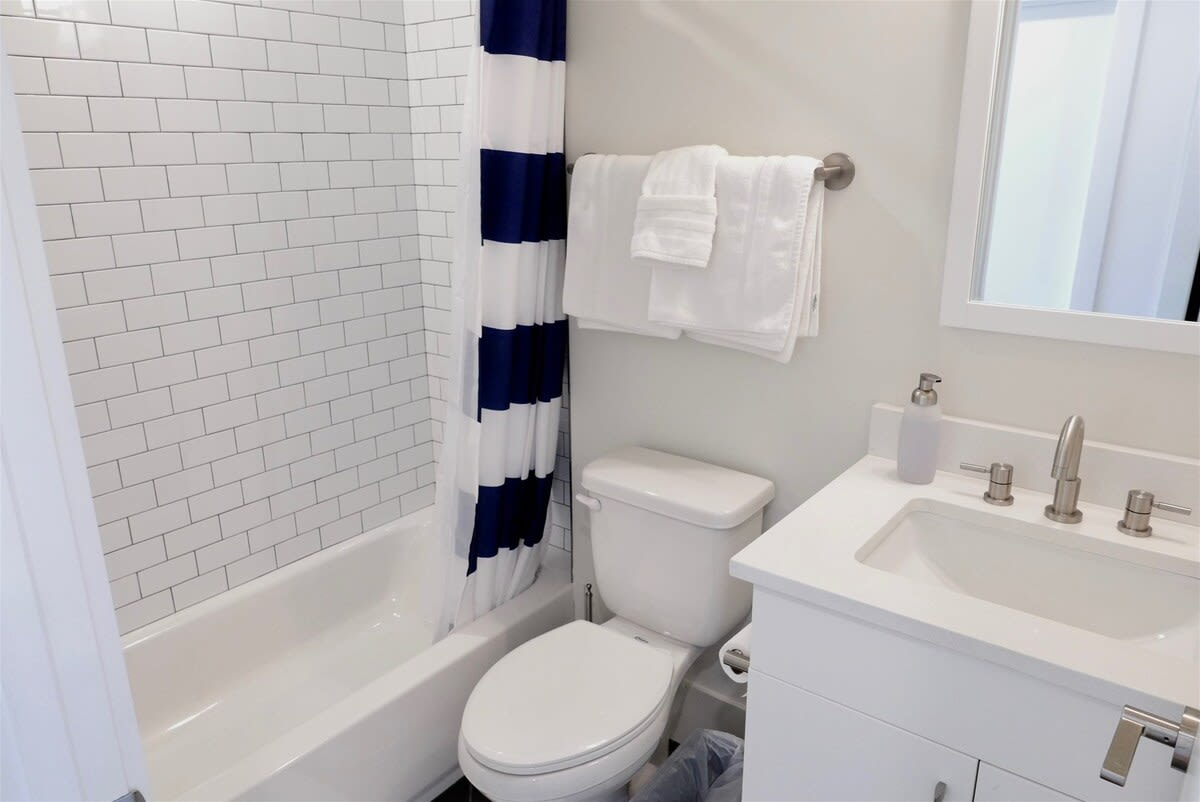 Petworth Luxury Escape | Private Rooftop | Fully Furnished | Metro Nearby - Photo 12
