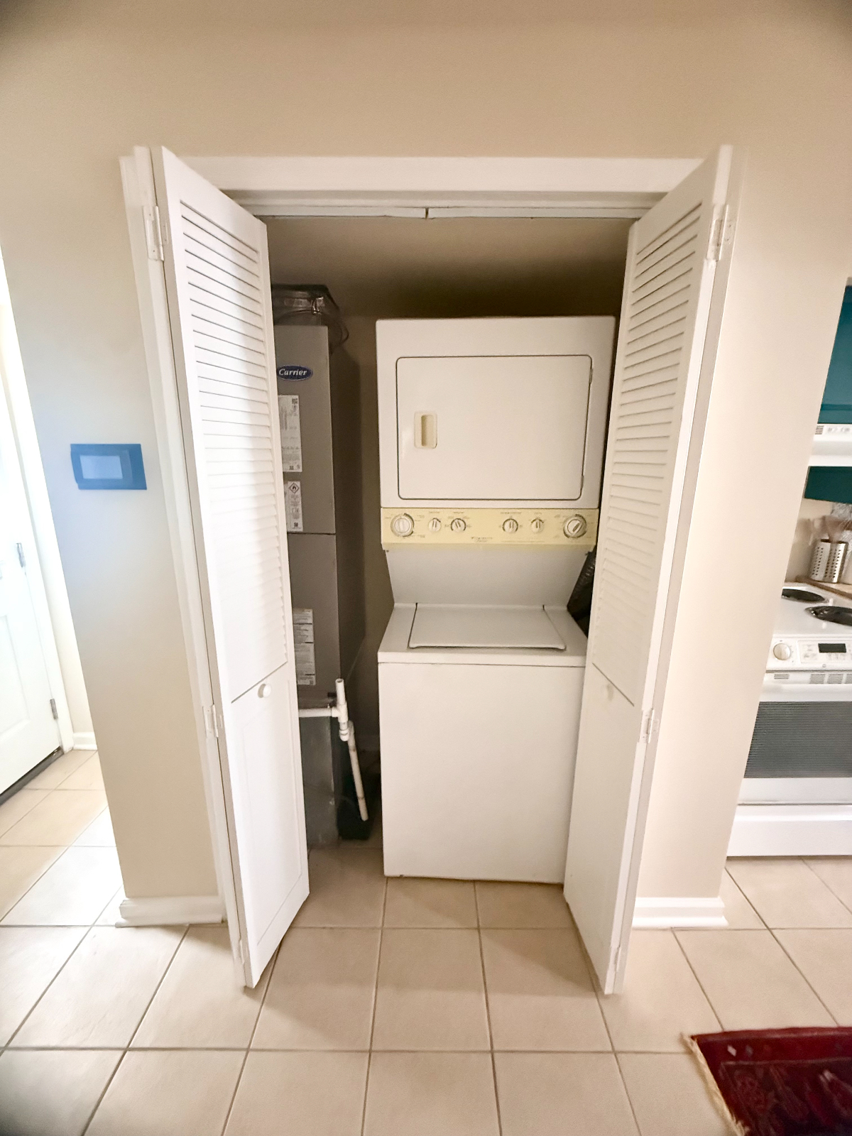 Centrally Located Northeast Rowhouse Apartment - Photo 2