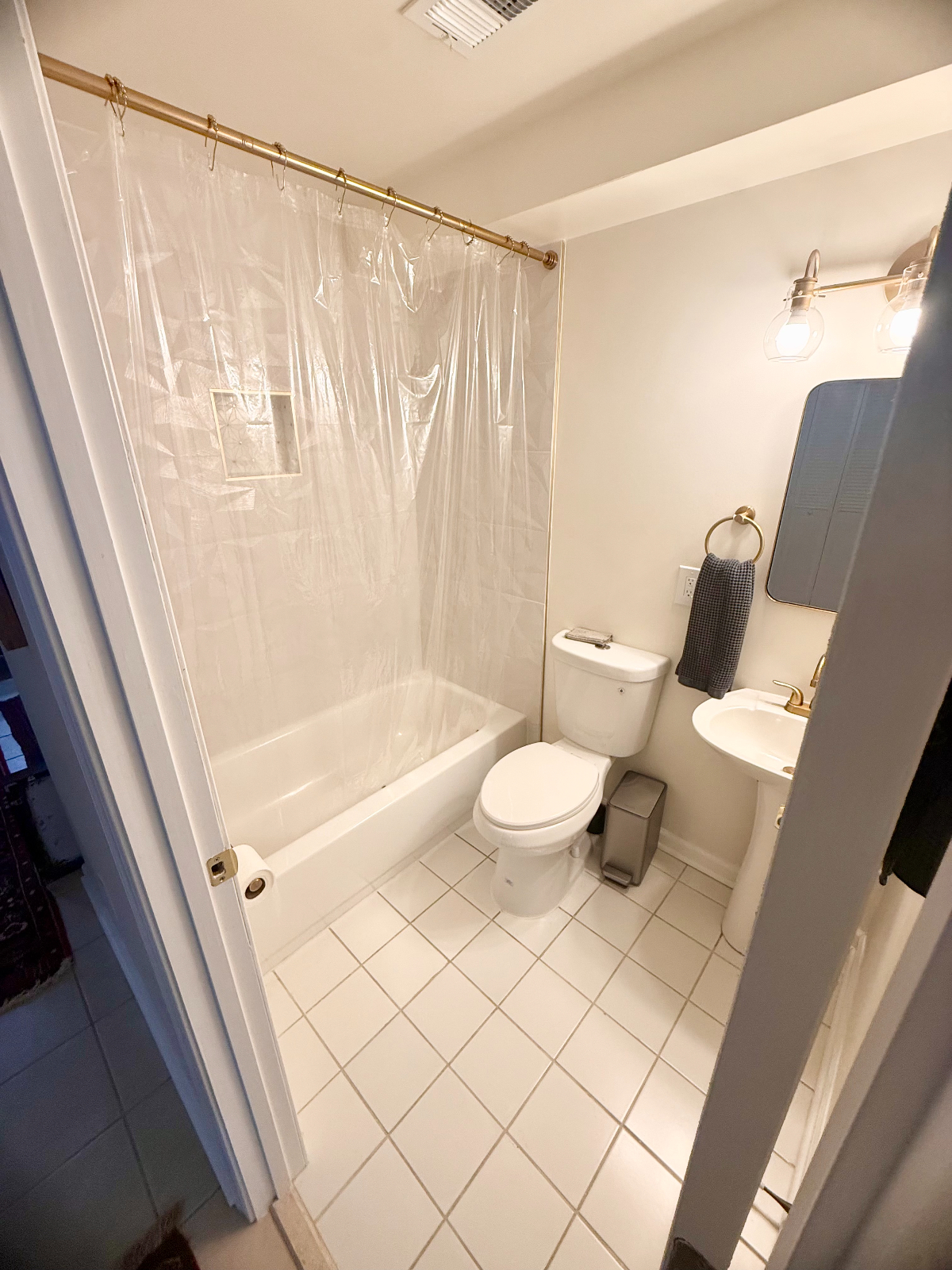 Centrally Located Northeast Rowhouse Apartment - Photo 6