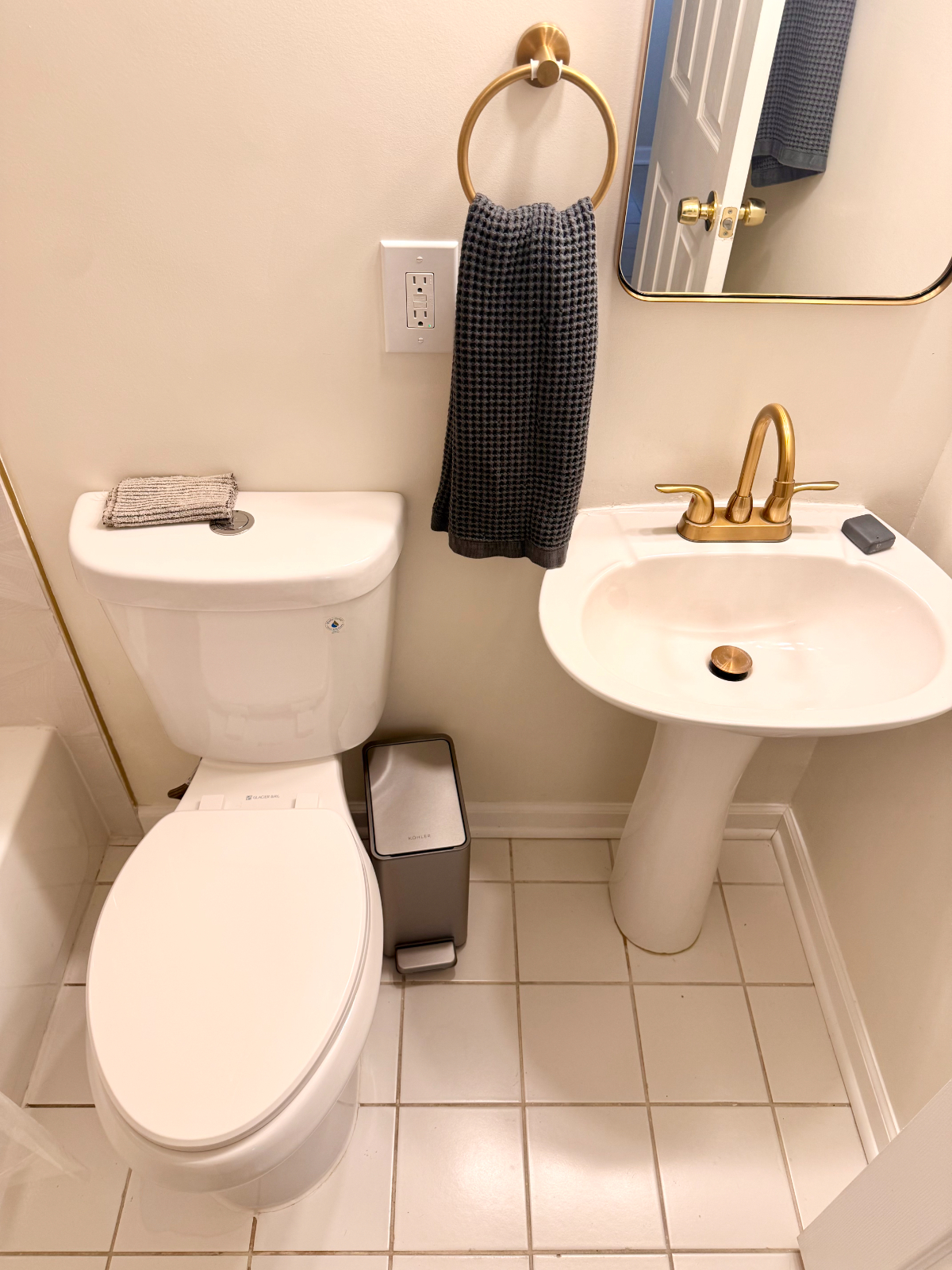 Centrally Located Northeast Rowhouse Apartment - Photo 7