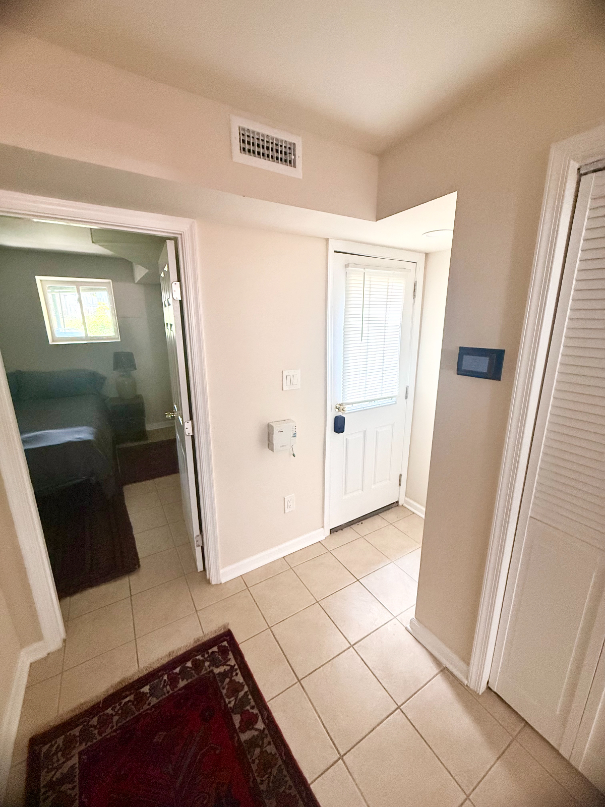 Centrally Located Northeast Rowhouse Apartment - Photo 8