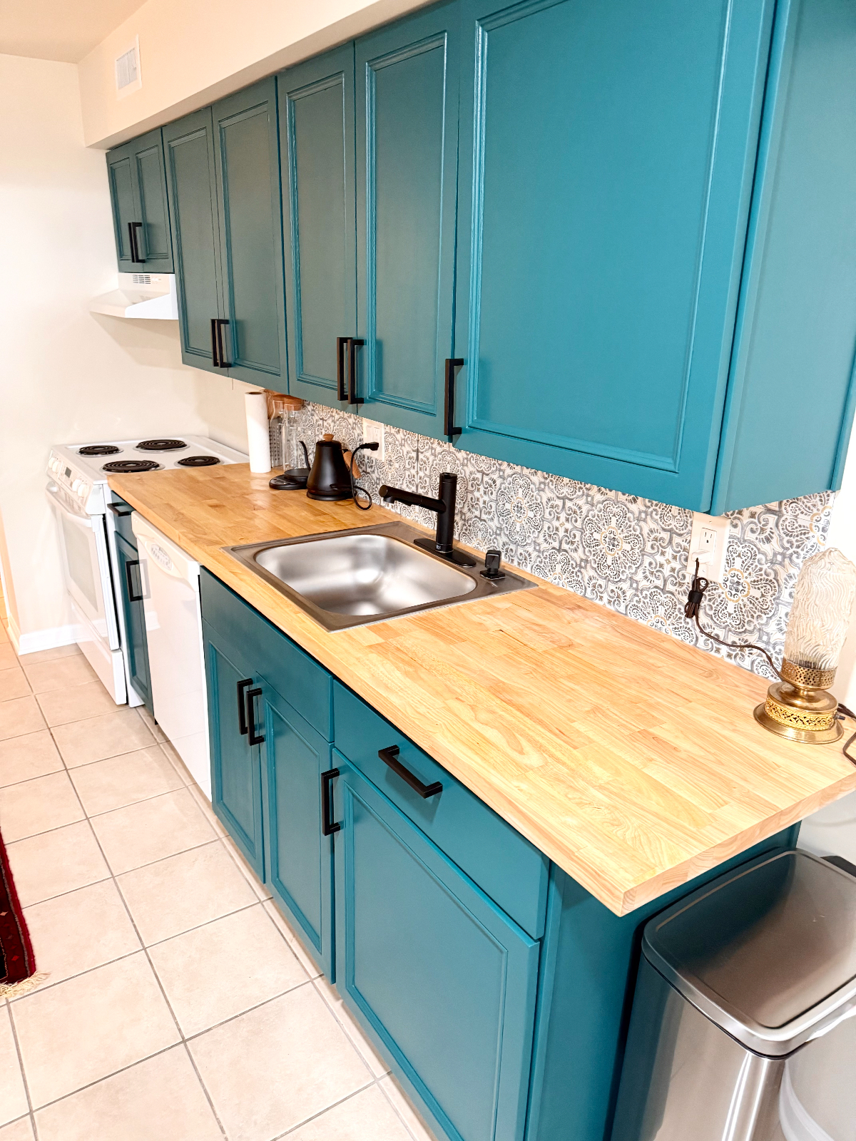 Centrally Located Northeast Rowhouse Apartment - Photo 9
