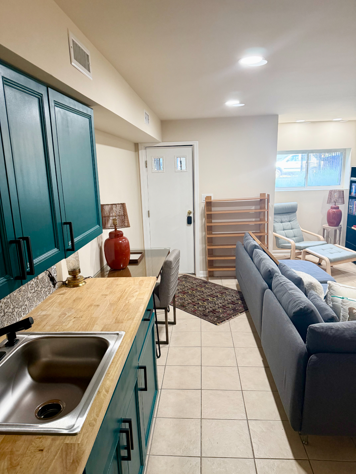 Centrally Located Northeast Rowhouse Apartment - Photo 11