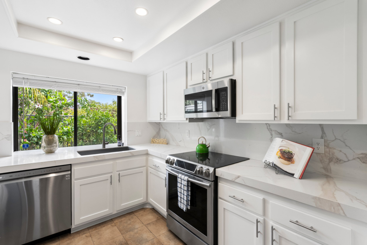 Furnished 3BR House Near UCSD, Scripps & VA | Pets OK, Yard + Garage - Photo 4