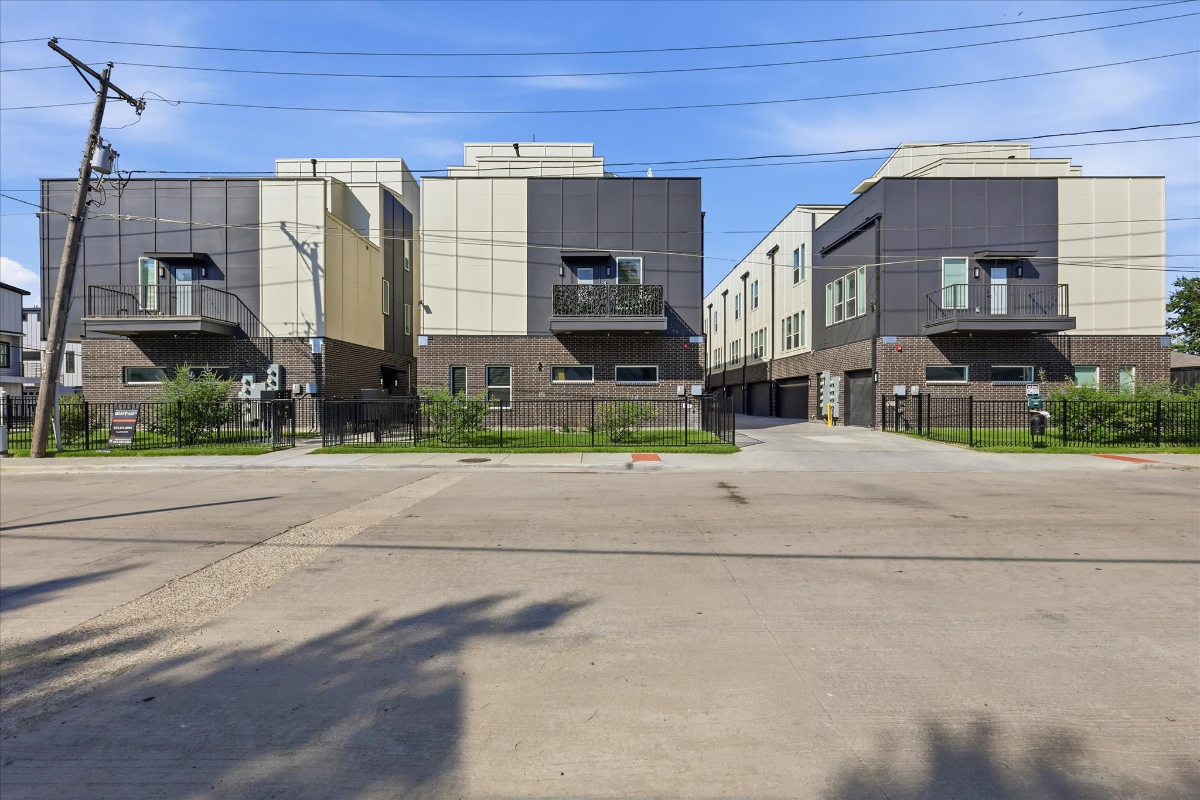 Luxury Townhome Minutes from UT Southwestern Medical Center - Photo 10