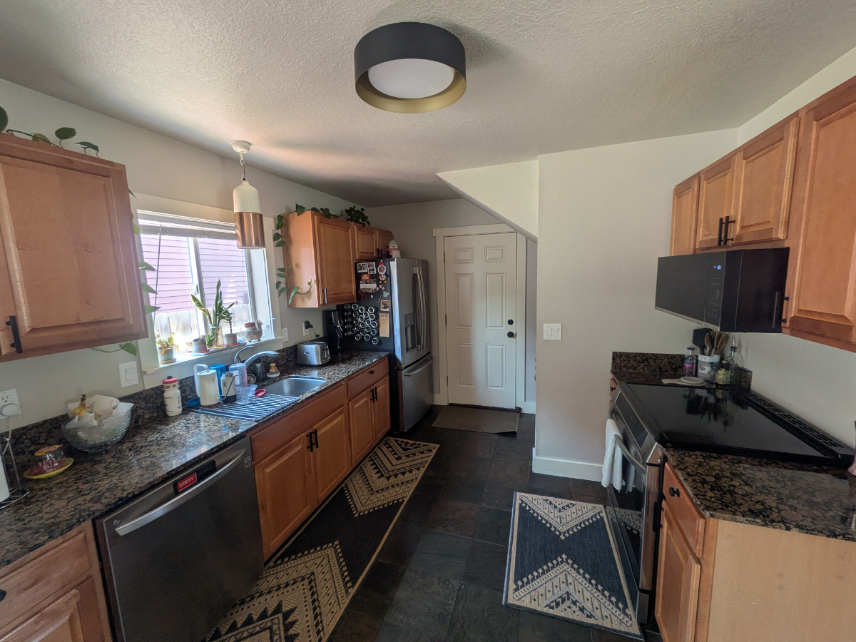 All Inclusive 3br 1.5 bath - Prime Old Bend Location - Walk to Downtown, Box Factory, River, & Amphitheater! - Photo 5