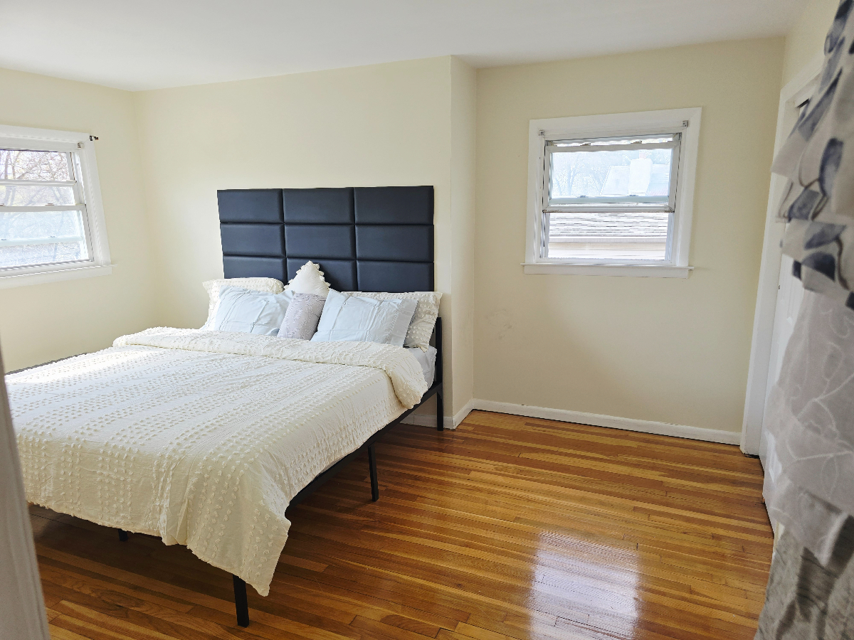 Inviting King Room with Shared Living Spaces and Utilities Included in Prime Location Near Hospitals - Photo 4