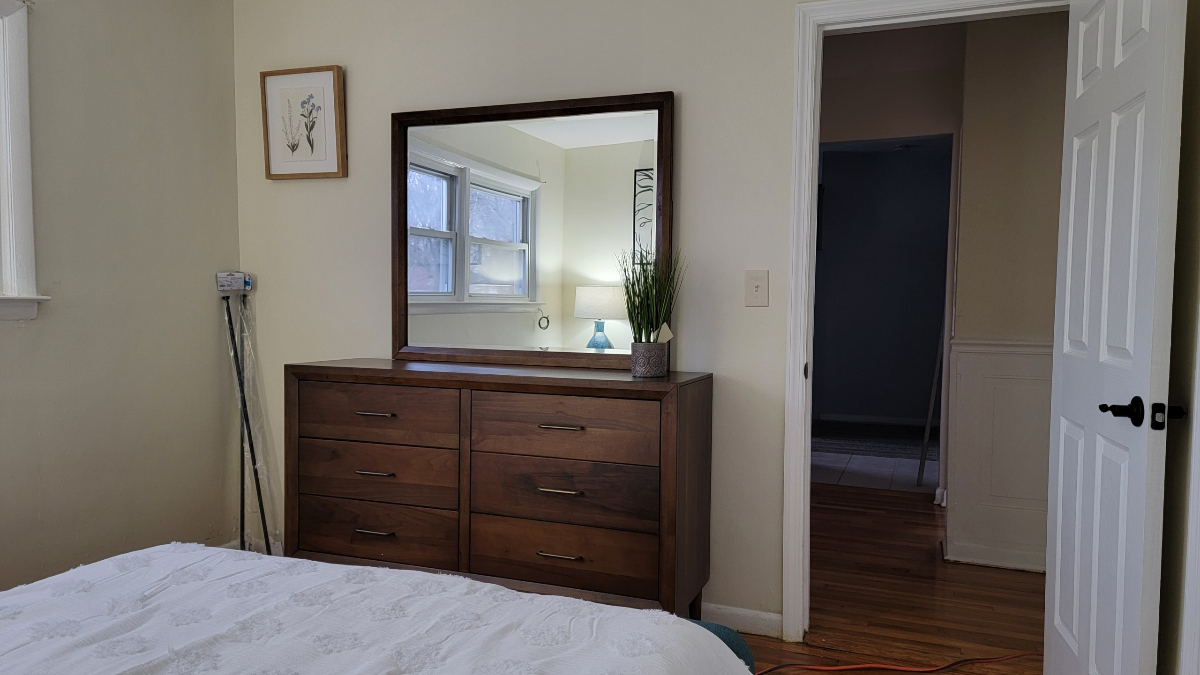 Inviting King Room with Shared Living Spaces and Utilities Included in Prime Location Near Hospitals - Photo 3