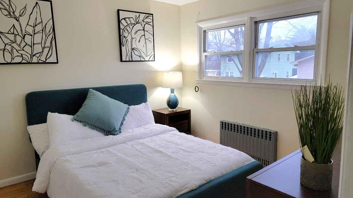 Inviting King Room with Shared Living Spaces and Utilities Included in Prime Location Near Hospitals - Photo 2