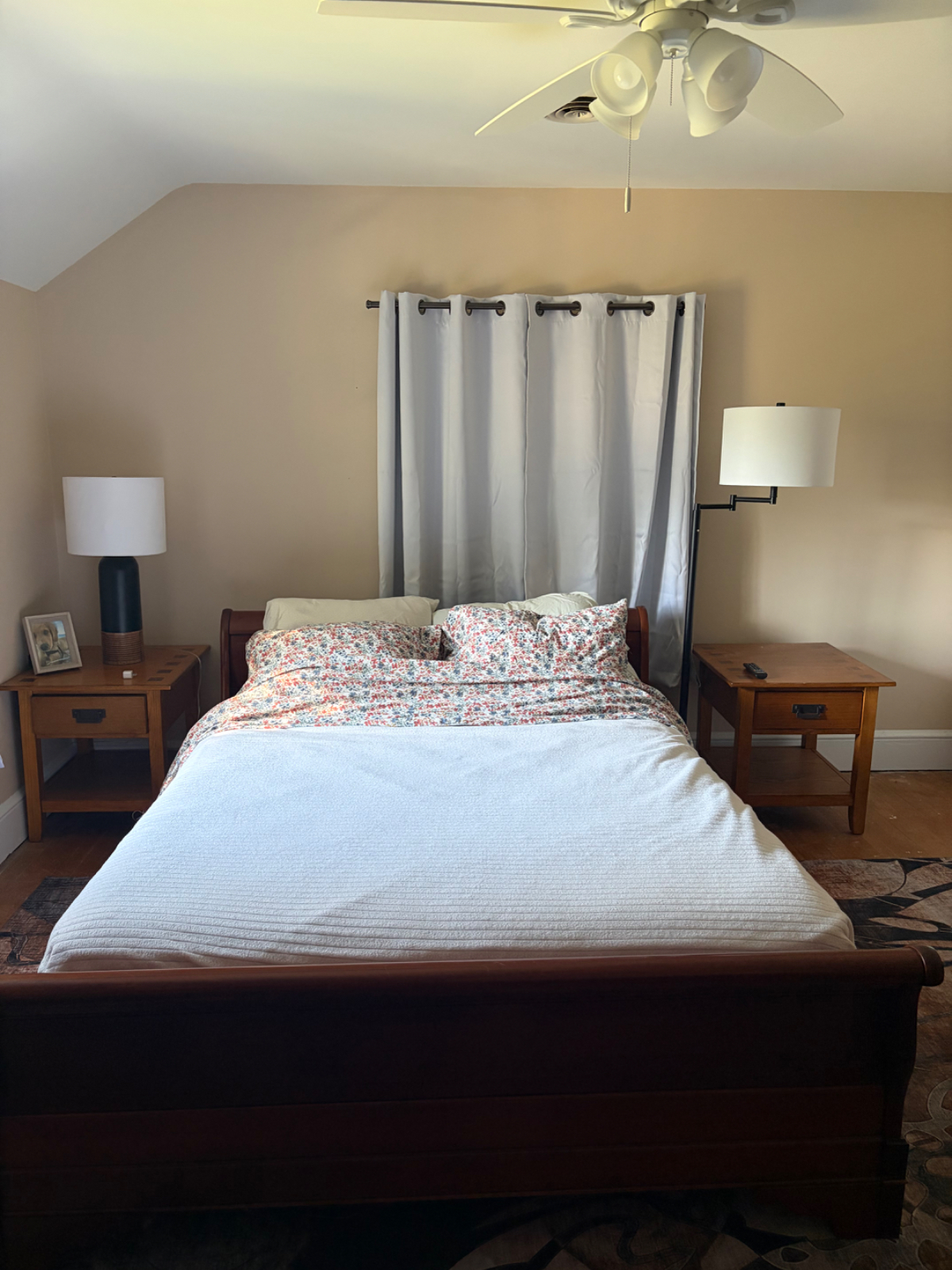 One bedroom in a house - Photo 1