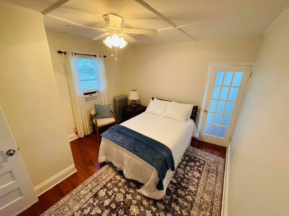 Fully Furnished 2 bed 1 bath house-Perfect for students or traveling professionals! - Photo 4