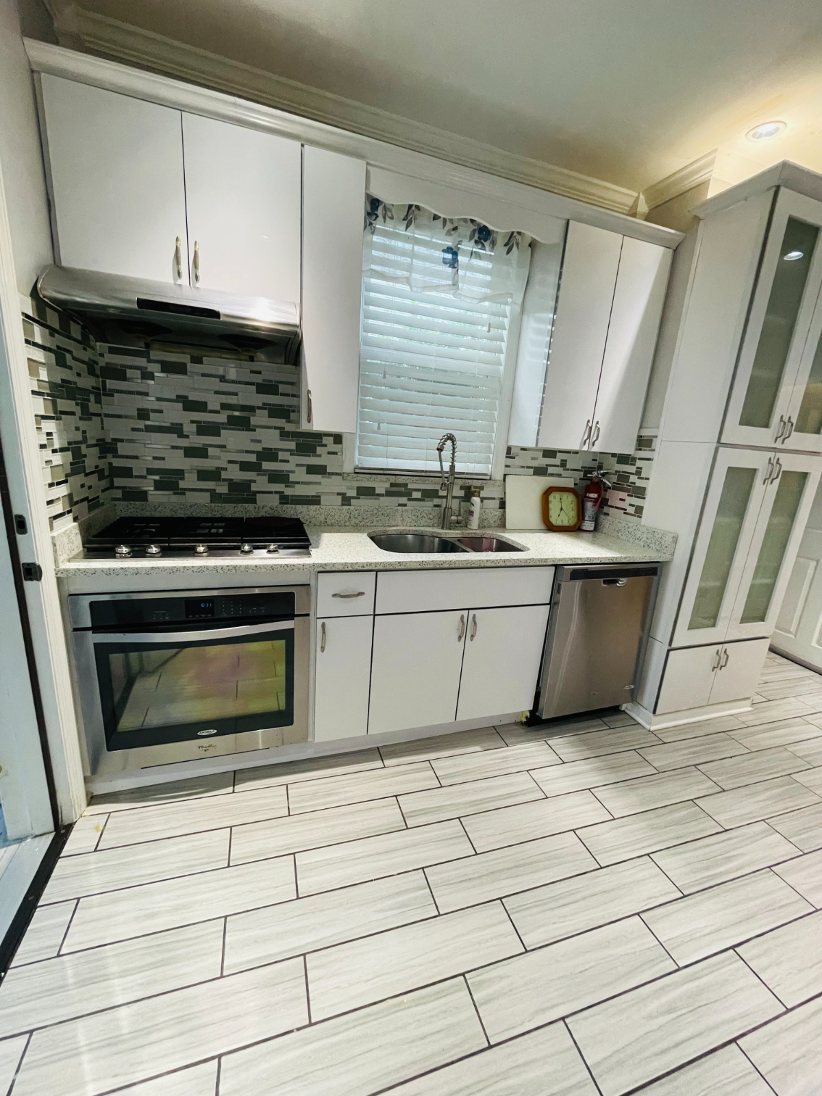 Fully Furnished 2 bed 1 bath house-Perfect for students or traveling professionals! - Photo 3