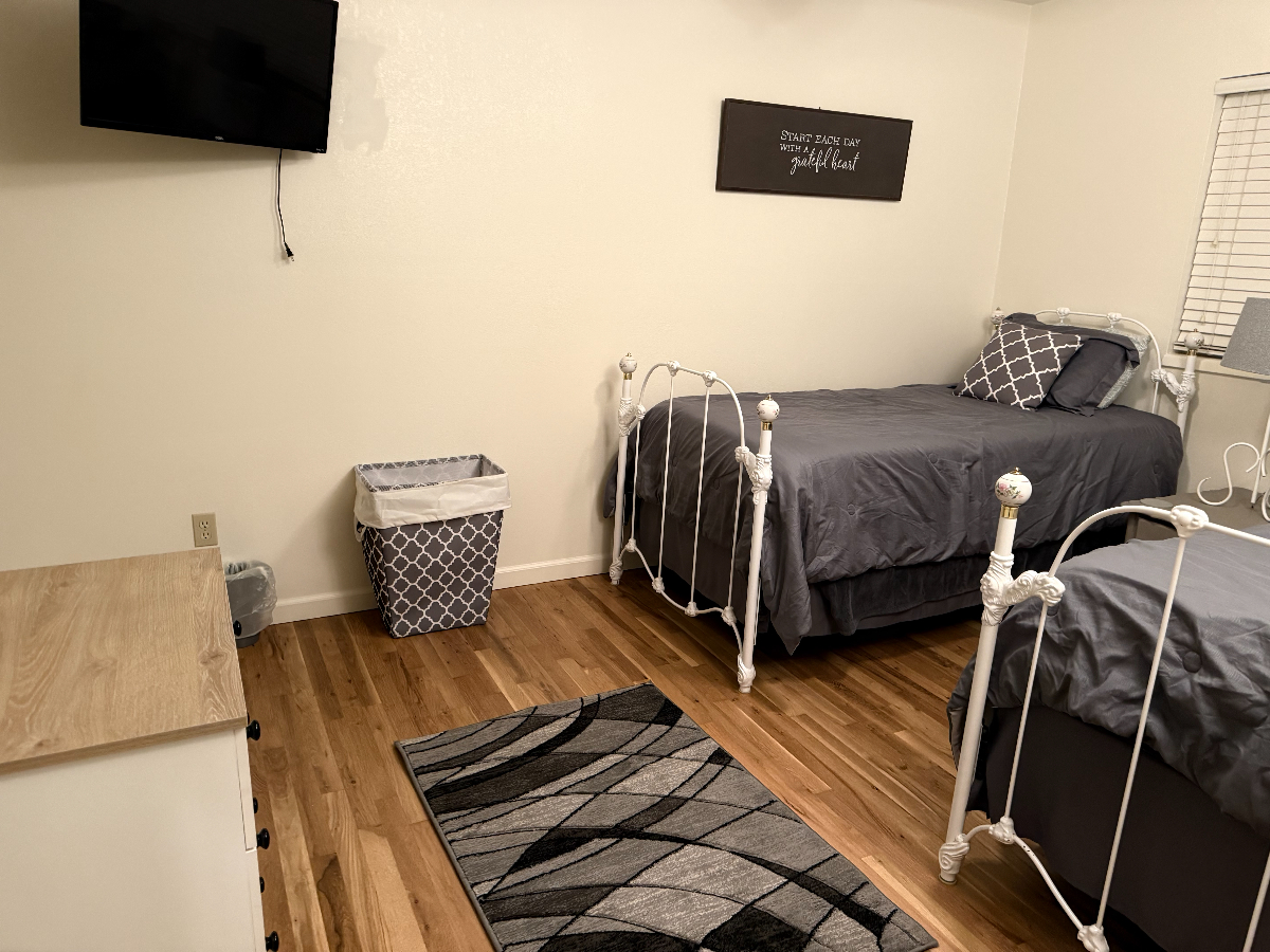 Newly Remodeled Comfortable & Quiet Neighborhood - Photo 4