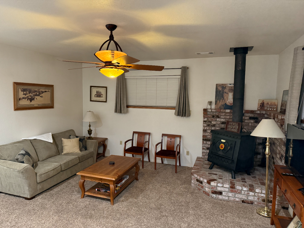 Newly Remodeled Comfortable & Quiet Neighborhood - Photo 6