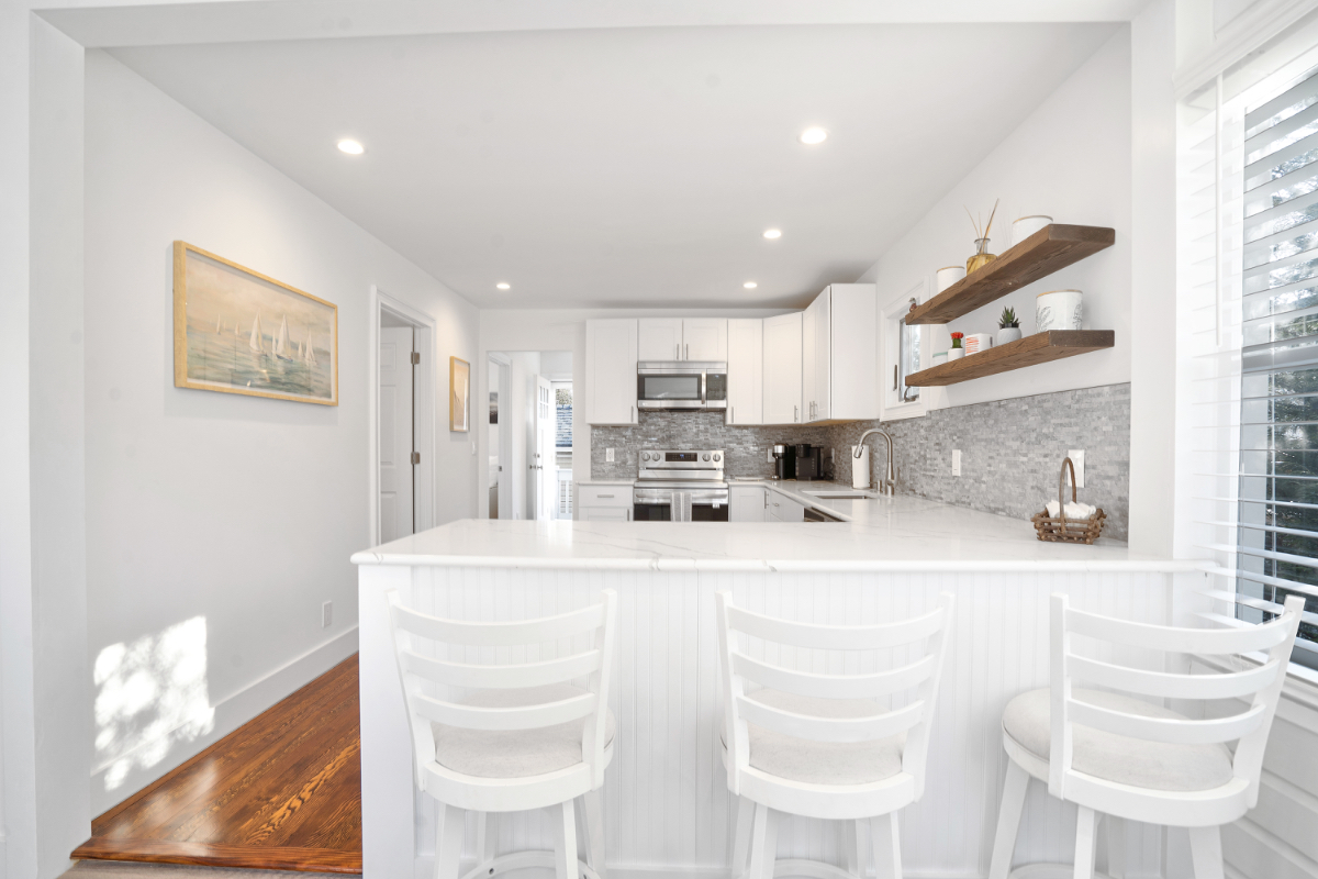 Fully renovated 2BR cottage: Steps to private beach, near major hospitals - Photo 3