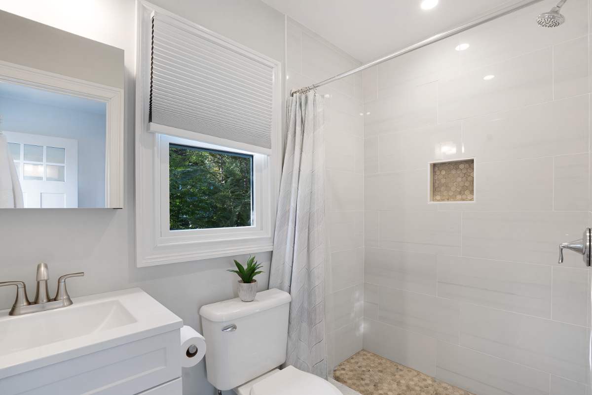 Fully renovated 2BR cottage: Steps to private beach, near major hospitals - Photo 9