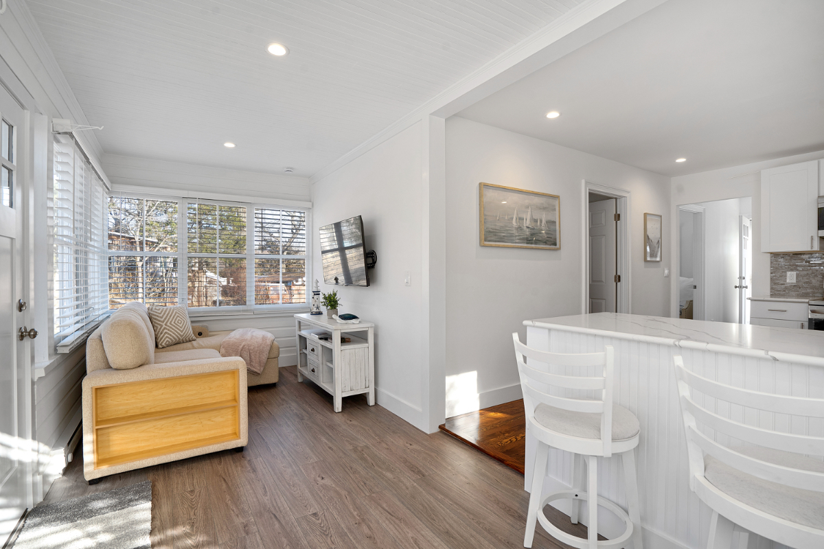 Fully renovated 2BR cottage: Steps to private beach, near major hospitals - Photo 8