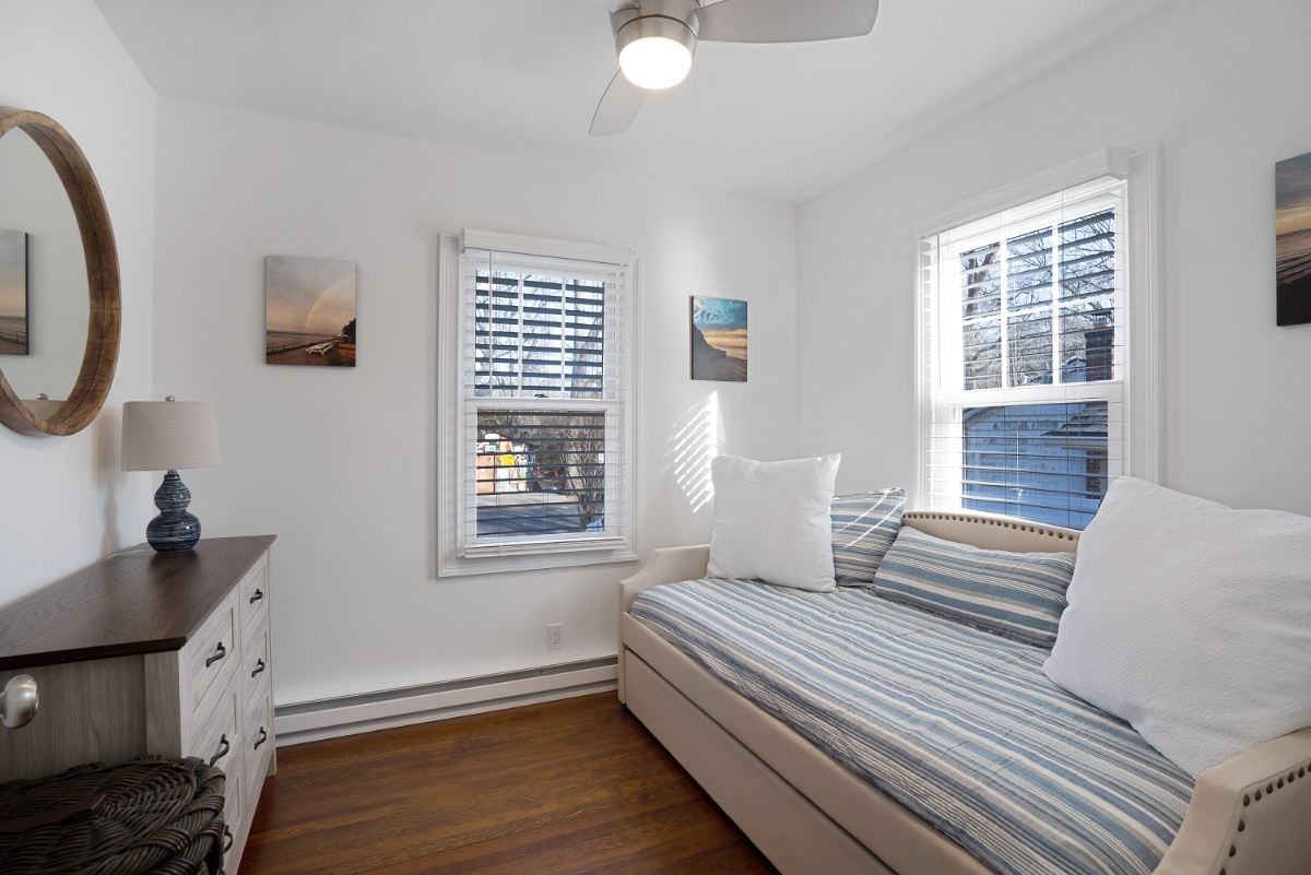 Fully renovated 2BR cottage: Steps to private beach, near major hospitals - Photo 12