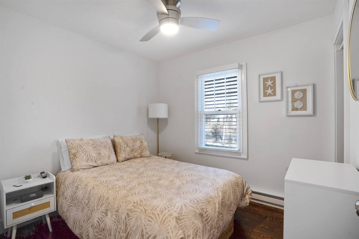 Fully renovated 2BR cottage: Steps to private beach, near major hospitals - Photo 11