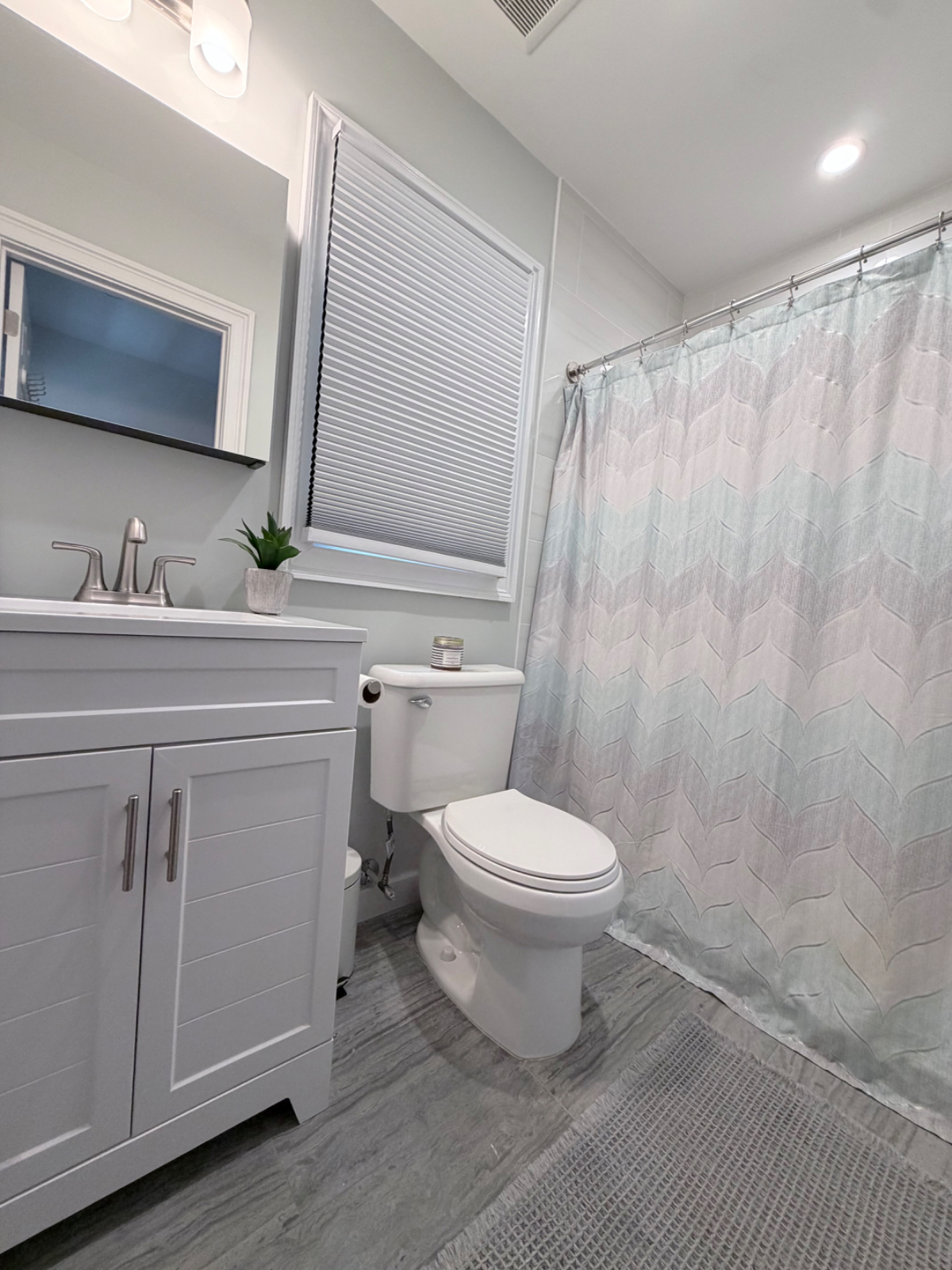 Fully renovated 2BR cottage: Steps to private beach, near major hospitals - Photo 10