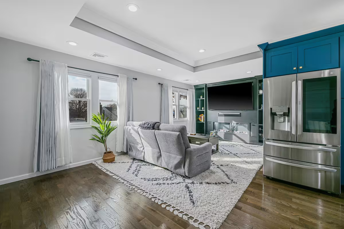 Stylish 2BR Retreat Near NYC Mall & Beaches. - Photo 3