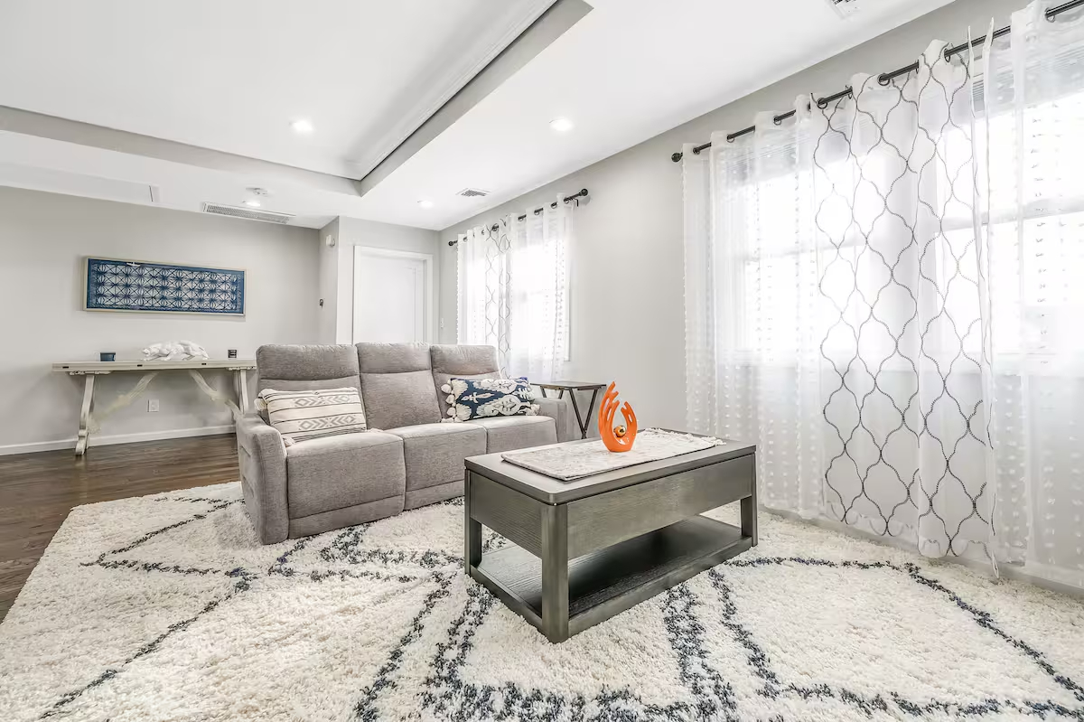 Stylish 2BR Retreat Near NYC Mall & Beaches. - Photo 2