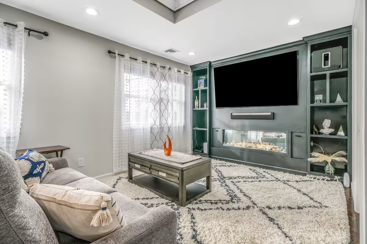 Stylish 2BR Retreat Near NYC Mall & Beaches. - Photo 1