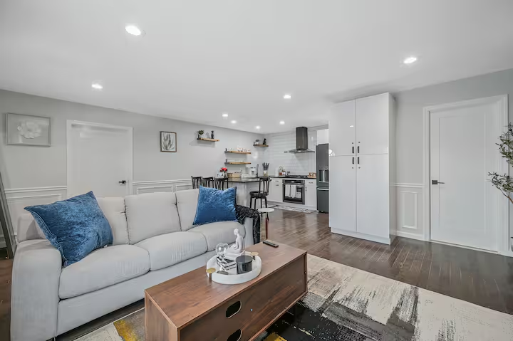 Stylish 2BR Retreat Near NYC Mall & Beaches. - Photo 3