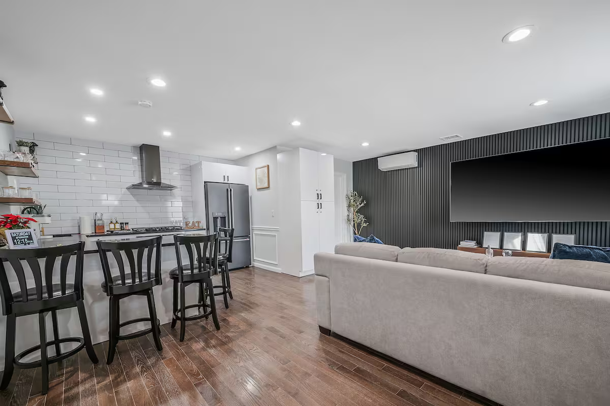 Stylish 2BR Retreat Near NYC Mall & Beaches. - Photo 4