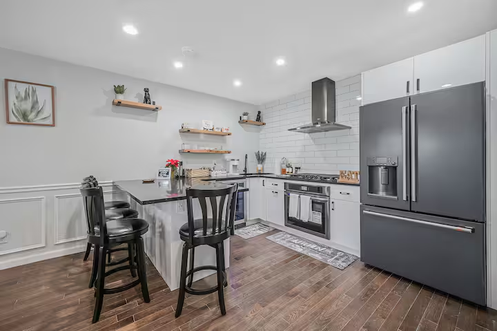 Stylish 2BR Retreat Near NYC Mall & Beaches. - Photo 5