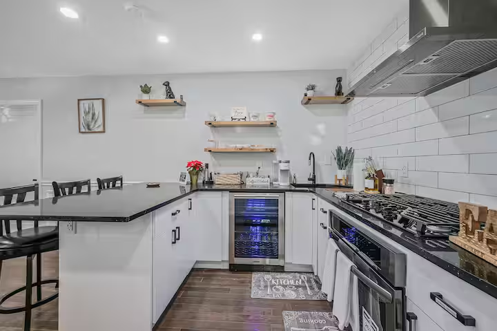 Stylish 2BR Retreat Near NYC Mall & Beaches. - Photo 6