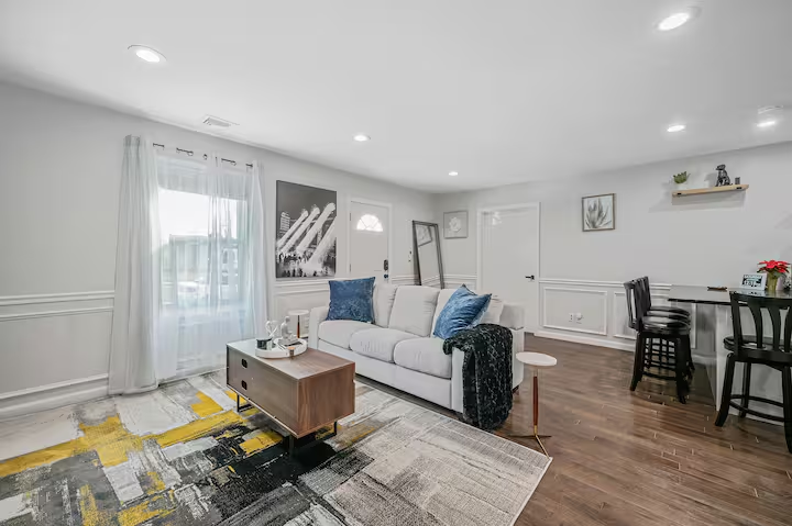 Stylish 2BR Retreat Near NYC Mall & Beaches. - Photo 1