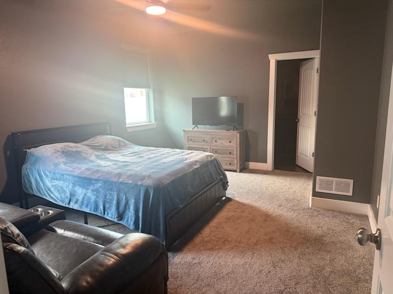 Spacious master suite with private bathroom - Photo 2