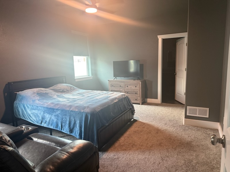 Spacious master suite with private bathroom - Photo 3