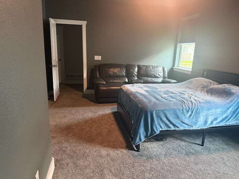 Spacious master suite with private bathroom - Photo 4