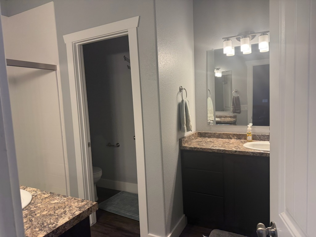Spacious master suite with private bathroom - Photo 5