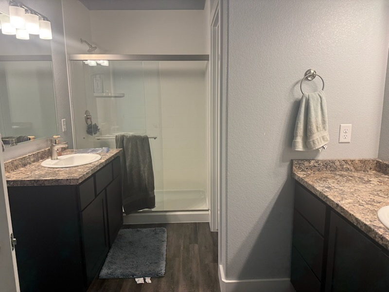 Spacious master suite with private bathroom - Photo 6