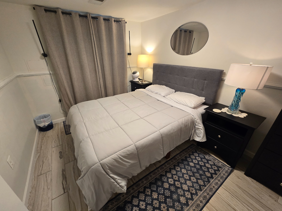Fully Furnished Private Lower-Level 1BR/1BA Near Hospitals & Metro - Photo 4