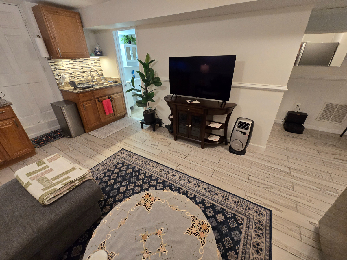 Fully Furnished Private Lower-Level 1BR/1BA Near Hospitals & Metro - Photo 3