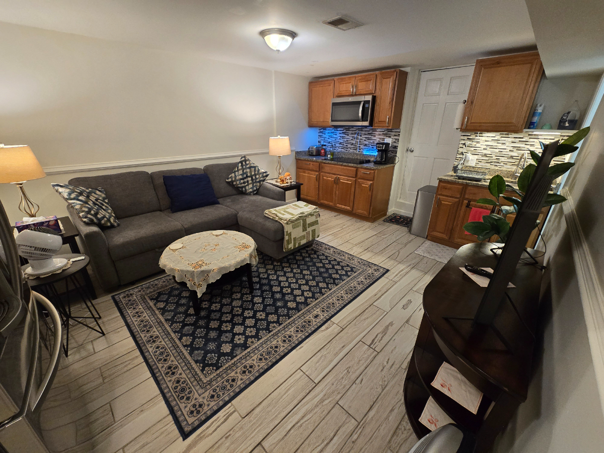 Fully Furnished Private Lower-Level 1BR/1BA Near Hospitals & Metro - Photo 2