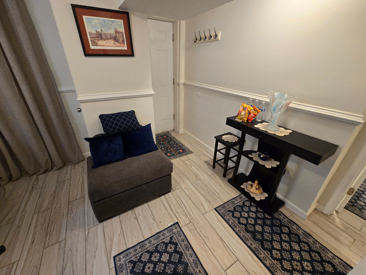 Fully Furnished Private Lower-Level 1BR/1BA Near Hospitals & Metro - Photo 12