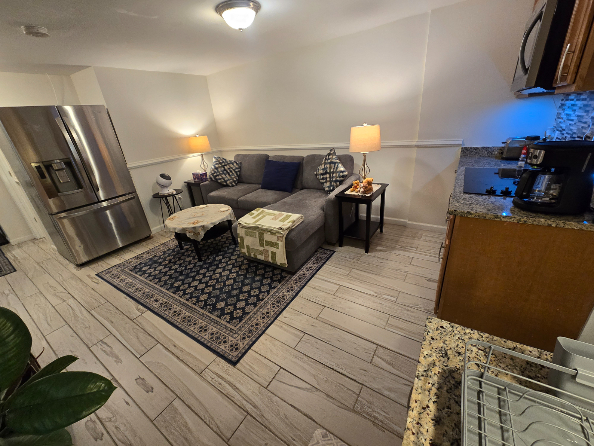 Fully Furnished Private Lower-Level 1BR/1BA Near Hospitals & Metro - Photo 1